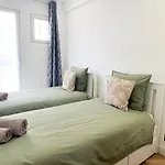 Beautiful 2 Bedroom With A View Апартаменти