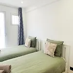 Beautiful 2 Bedroom With A View *